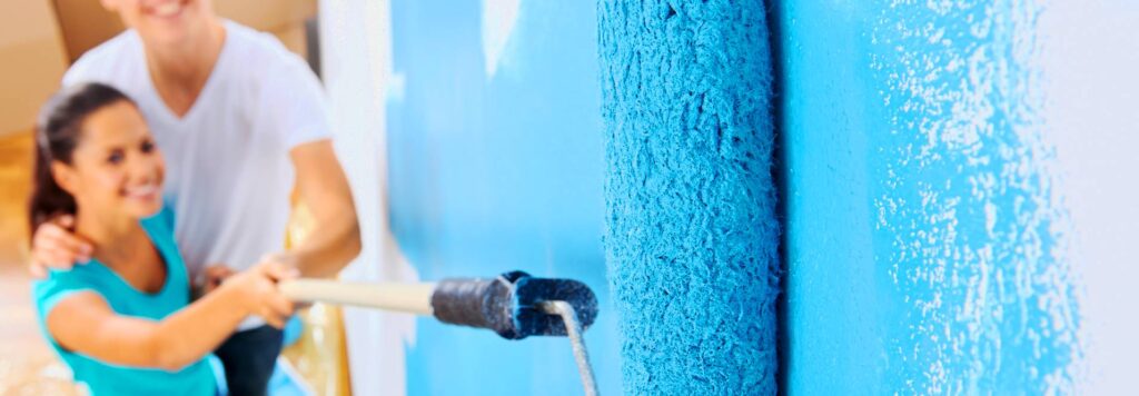 usmiechnieta para maluje walkiem sciane raport a e1692290346727